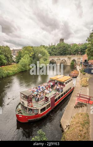 Der Prince Bishop River Cruiser, der seinen Liegeplatz auf dem River Wear bei Passagieren verlässt, Durham City, England, Großbritannien Stockfoto