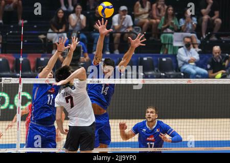 Bologna, Italien. 21.. Juli 2022. Volley Nations League 2022 - Viertelfinalspiel Frankreich gegen Japan Stockfoto