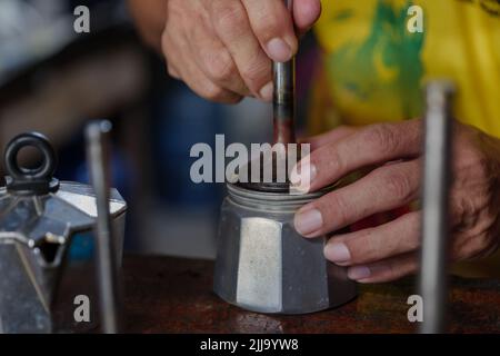Selektive Fokusansicht bei der Moka-Kanne, bei der die Moka-Kanne zum Kaffeetrinken im Haus verwendet wird. Stockfoto