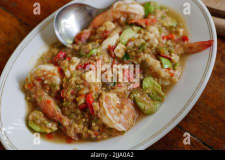Thai-Stil gebratene, würzige Stinkbohne und Garnelen. Stockfoto