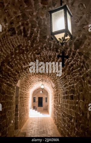 Alte Tunnelpassage des Mor Hananyo Klosters in Mardin, Osttürkei Stockfoto