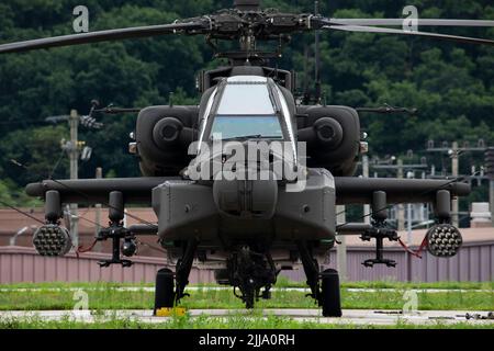 Ein AH-64E Apache-Hubschrauber, der dem Angriffsbataillon 4-2, 2. Combat Aviation Brigade, 2. Infantry Division, angehört, wird während der kombinierten Einheiten der Qualifikation für Luftwaffen am 21. Juli 2022, Rodriguez Live Fire Complex, Republik Korea, auf dem Flugfeld ausgetragen. Piloten der AH-64E müssen sich für alle Apaches Waffensysteme qualifizieren. (USA Armeefoto von Sgt. Oscar Toscano) Stockfoto