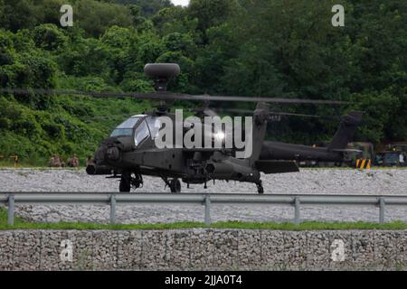 An AH-64E Apache Helicopter pilots assigned to 4-2 Attack Bataillon, 2. Combat Aviation Brigade, 2. Infantry Division, führt System Pre-Flight-Kontrollen während der kombinierten Einheiten Luftgewehrtechnik Qualifikationen, 21. Juli 2022, Rodriguez Live Fire Complex, Republik Korea. Piloten der AH-64E müssen sich für alle Apaches Waffensysteme qualifizieren. (USA Armeefoto von Sgt. Oscar Toscano) Stockfoto