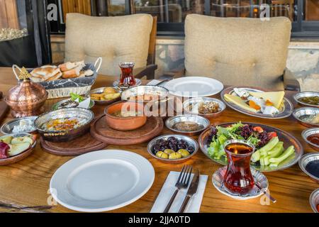 Traditionelles, reichhaltiges türkisches Dorffrühstück auf dem Holztisch Stockfoto