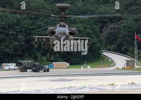 Ein AH-64E Apache-Hubschrauber der 5-17 Air Cavalry Squadron, 2. Combat Aviation Brigade, 2. Infantry Division, bereitet sich auf das Flugfeld während der kombinierten Einheiten Luftwaffen Qualifikation landen, 20. Juli 2022, Rodriguez Live Fire Complex, Republik Korea. Piloten der AH-64E müssen sich für alle Apaches Waffensysteme qualifizieren. (USA Armeefoto von Sgt. Oscar Toscano) Stockfoto