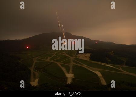 AH-64E Apache Hubschrauber Piloten zugewiesen zu 5-17 Air Cavalry Squadron und 4-2 Angriff Bataillon, 2. Combat Aviation Brigade, 2. Infanterie Division, führen Luftgewehrschießen 19. Juli 2022, Rodriguez Live Fire Complex, Republik Korea. Ein AH-64E Apache-Hubschrauber entfesselt mehrere Hydra 70-Raketen während nächtlicher Brandeinsätze. (USA Armeefoto von Sgt. Oscar Toscano) Stockfoto