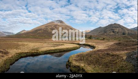 Fluss Cluaniie, Glen Shiel, mit dem Cluanije Inn in der Ferne Stockfoto