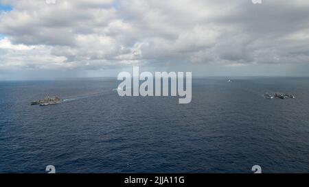 PAZIFISCHER OZEAN (23. Juli 2022) - von links nach rechts, Henry J. Kaiser-Klasse Flottennachfüller USNS Pecos (T-AO 197), Lewis- und Clark-Klasse Trocken- und Munitionsschiff USNS Washington Chambers (T-AKE 11), Royal Australian Navy Hilfs-Öler-Nachfüllschiff HMAS Supply (A 195), Henry J. Kaiser-Klasse Flottennachfüller USNS Henry J. Kaiser (T-AO 187) und Royal New Zealand Navy Zusatzölnachfüllschiff HMNZS Aotearoa (A 11) segeln in Formation während Rim of the Pacific (RIMPAC) 2022. 26 Nationen, 38 Schiffe, drei U-Boote, mehr als 170 Flugzeuge und 25.000 Personen Stockfoto