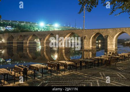 Diyarbakir, Türkei historischer zehnäugiger Brückenblick über den Fluss Tigris bei Nacht, Türkei Stockfoto