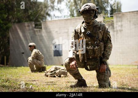 220721-N-KH176-1130 KAHUKU TRAINING AREA, Hawaii (21. Juli 2022) Ein mexikanisches Naval-Infanterie-Team für die Sprengstoffbeseitigung spildert die Umgebung für eine multinationale Trainingskooperation während des Rim of the Pacific (RIMPAC) 2022 nach Anzeichen für Sprengstofffangvorrichtungen. 26 Nationen, 38 Schiffe, drei U-Boote, mehr als 170 Flugzeuge und 25.000 Mitarbeiter nehmen vom 29. Juni bis zum 4. August an RIMPAC in und um die Hawaii-Inseln und Südkalifornien Teil. RIMPAC, die weltweit größte internationale maritime Übung, bietet eine einzigartige Ausbildungsmöglichkeit und unterstützt sie dabei Stockfoto