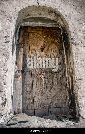 Alte Holztür der St. George Kirche Ushguli, Upper Svaneti, Georgia Stockfoto