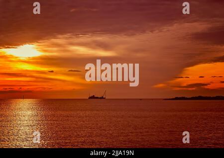 Die Sonne geht am Bayou La Batre Beach, 4. Januar 2017, in Bayou La Batre, Alabama, unter. Die Stadt ist bekannt als die Meeresfrüchtetropole von Alabama. Stockfoto