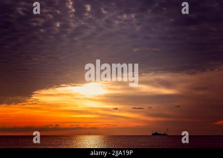 Die Sonne geht am Bayou La Batre Beach, 4. Januar 2017, in Bayou La Batre, Alabama, unter. Die Stadt ist bekannt als die Meeresfrüchtetropole von Alabama. Stockfoto