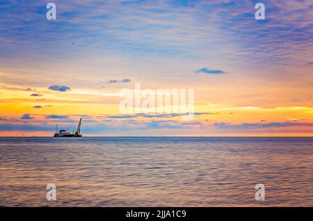 Saginaw (USCGC Saginaw), der Cutter der US-Küstenwache, ist bei Sonnenuntergang am 4. Januar 2017 in Bayou La Batre, Alabama, abgebildet. Stockfoto