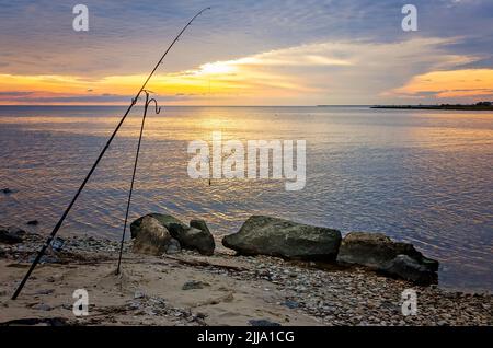 Am Bayou La Batre Beach, 4. Januar 2017, in Bayou La Batre, Alabama, wird ein Angelstock im Sand untergehen. Stockfoto