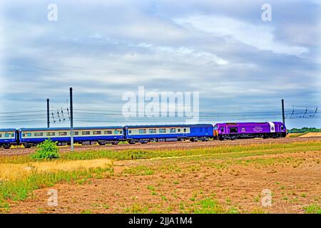 Klasse 67 in der Queens Platinum Jubilee Lackierung an der Skelton Bridge, York, England Stockfoto