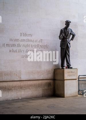 BBC-Statue George Orwell. Orwell-Statue und Zitat außerhalb des BBC New Broadcasting House. Die Statue des Bildhauers Martin Jennings wurde 2017 enthüllt Stockfoto