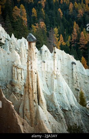 Malerischer Blick auf natürliche Erdpyramiden in der Herbstsaison. Ritten, Ritten, Dolomiten, Südtirol, Italien Stockfoto