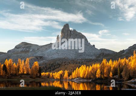 Malerischer Blick auf den Federa Lake bei Sonnenaufgang. Herbstliche Berglandschaft mit Federasee und leuchtend orangefarbenen Lärchen in den Dolomiten Apls, Cortina D'Ampezzo, Südtirol, Dolomiten, Italien Stockfoto