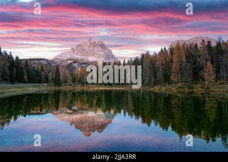 Malerische Landschaft mit dem berühmten See Antorno (Lago di Antorno) im Herbst Dolomiten Berge. Unglaublicher Sonnenuntergang in Italien Dolomiten. Landschaftsfotografie Stockfoto