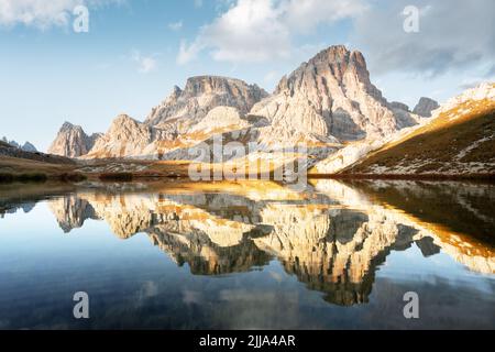 Klares Wasser des Alpensees Piani im Nationalpark Tre Cime Di Laveredo, Dolomiten, Italien. Malerische Landschaft mit Schusterplatte Berge, Orangengras und kleinen See im Herbst Dolomiten Alpen Stockfoto