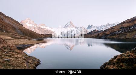 Bachalpsee in Schweizer Alpen. Verschneite Gipfel von Wetterhorn, Mittelhorn und Rosenhorn im Hintergrund. Grindelwald Tal, Schweiz. Landschaftsfotografie Stockfoto