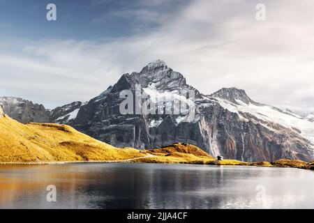 Bachalpsee in Schweizer Alpen. Verschneite Gipfel von Wetterhorn, Mittelhorn und Rosenhorn im Hintergrund. Grindelwald Tal, Schweiz. Landschaftsfotografie Stockfoto