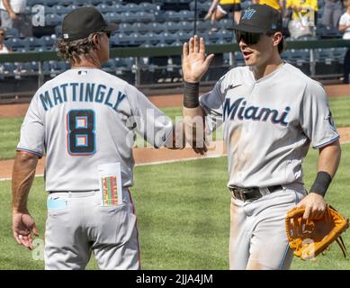 Pittsburgh, Usa. 24.. Juli 2022. Miami Marlins Manager Don Mattingly (8) begrüßt seine Spieler nach dem Sieg von 6-5 gegen die Pittsburgh Pirates am Sonntag, den 24. Juli 2022 im PNC Park in Pittsburgh. Foto von Archie Corper/UPI Credit: UPI/Alamy Live News Stockfoto