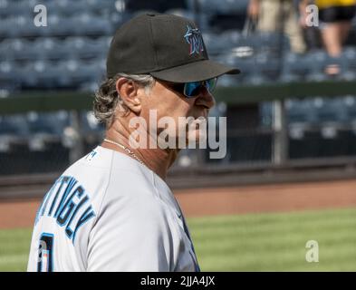 Pittsburgh, Usa. 24.. Juli 2022. Miami Marlins Manager Don Mattingly (8) begrüßt seine Spieler nach dem Sieg von 6-5 gegen die Pittsburgh Pirates am Sonntag, den 24. Juli 2022 im PNC Park in Pittsburgh. Foto von Archie Corper/UPI Credit: UPI/Alamy Live News Stockfoto