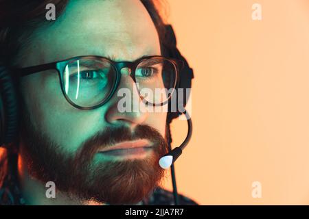 Nahaufnahme der professionellen bärtigen Krypto-Währungsanalyse, die die Statistiken genau beobachtet. Hochwertige Fotos Stockfoto