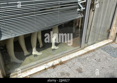 Puppe in einem Schaufenster Stockfoto