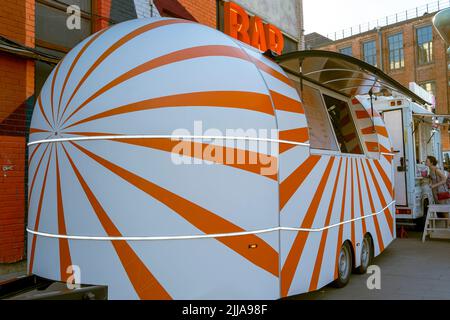 SANKT PETERSBURG, RUSSLAND - 30. JUNI 2022: Lieferwagen für den Straßenverkauf Stockfoto