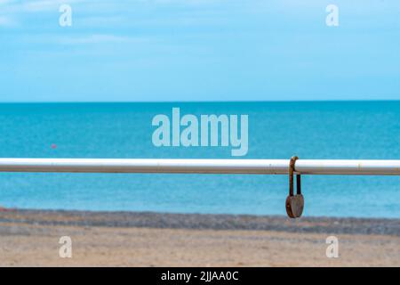 Hintergrund Kette Metall verschwommen Meer alte Liebe rostig selektive Vorhängeschloss, Konzept Schloss Eisen aus Geländer von Liebhaber aus, geformt rustikal. Eternity Married Stockfoto