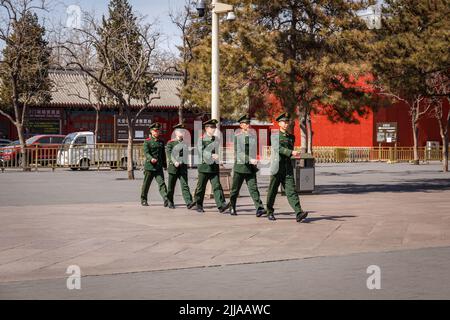 Kolonne von Soldaten in der Verbotenen Stadt in Peking, China im März 2018. Stockfoto