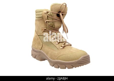 Moderne Kampfstiefel der Armee. Neue Schuhe in Wüstenbeige. Isolieren auf weißem Hintergrund. Stockfoto