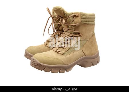 Moderne Kampfstiefel der Armee. Neue Schuhe in Wüstenbeige. Isolieren auf weißem Hintergrund. Stockfoto
