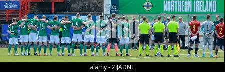 Inver Park, Larne, County Antrim, Nordirland, Großbritannien. 03. Juni 2022. UEFA 2023 Under21 Championship Qualifier - Gruppe C - Nordirland 0 Spanien 6. Das nordirische internationale U21 Team steht vor dem Kick-off an Stockfoto