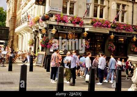 The Red Lion Pub and Restaurant at Derby Gate in Central London, Großbritannien Stockfoto