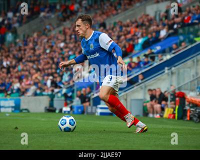 Windsor Park, Belfast, Nordirland, Großbritannien. 13. Juli 2022. UEFA Champions League erste Qualifikationsrunde (zweite Etappe) – Linfield gegen TNS. Fußballspieler in Aktion Linfield Fußballspieler Joel Cooper (9). Stockfoto