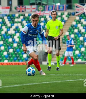 Windsor Park, Belfast, Nordirland, Großbritannien. 13. Juli 2022. UEFA Champions League erste Qualifikationsrunde (zweite Etappe) – Linfield gegen TNS. Fußballspieler in Aktion Linfield Fußballspieler Joel Cooper (9). Stockfoto