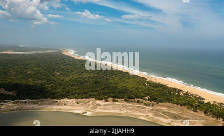 Wilder Strand im Nationalpark, umgeben von Regenwald und Dschungel. Stockfoto