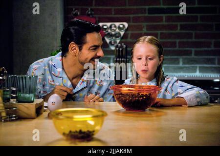 DERBEZ,PERALTA, ANWEISUNGEN NICHT ENTHALTEN, 2013 Stockfoto