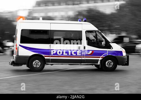 Am 24. Juli 2022 fährt ein Polizeiwagen (Lkw, Transporter) durch die Stadt, um die Sicherheit in Paris zu gewährleisten. Französische Nationalpolizei in Aktion. Foto von Victor Joly/ABACAPRESS.COM Stockfoto