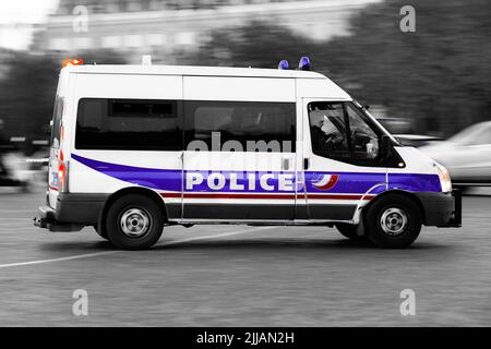 Am 24. Juli 2022 fährt ein Polizeiwagen (Lkw, Transporter) durch die Stadt, um die Sicherheit in Paris zu gewährleisten. Französische Nationalpolizei in Aktion. Foto von Victor Joly/ABACAPRESS.COM Stockfoto