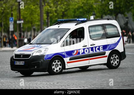 Am 24. Juli 2022 fährt ein Polizeiwagen (Lkw, Transporter) durch die Stadt, um die Sicherheit in Paris zu gewährleisten. Französische Nationalpolizei in Aktion. Foto von Victor Joly/ABACAPRESS.COM Stockfoto