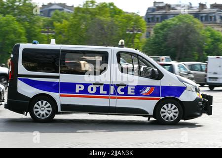 Am 24. Juli 2022 fährt ein Polizeiwagen (Lkw, Transporter) durch die Stadt, um die Sicherheit in Paris zu gewährleisten. Französische Nationalpolizei in Aktion. Foto von Victor Joly/ABACAPRESS.COM Stockfoto