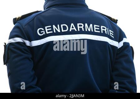 Die Abbildung zeigt einen Polizisten, Polizeibeamten oder Gendarmen aus der 'Gendarmerie' von hinten mit Uniform, die am 24. Juli 2022 in Paris, Frankreich, die Sicherheit sicherstellt. Französische Nationalpolizei in Aktion. Foto von Victor Joly/ABACAPRESS.COM Stockfoto