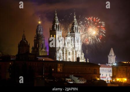 Santiago de Compostela, Spanien. Feuerwerk über der Kathedrale von Saint James zu Ehren des Tag des St. James Apostel Festivals 2022 Stockfoto