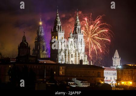 Santiago de Compostela, Spanien. Feuerwerk über der Kathedrale von Saint James zu Ehren des Tag des St. James Apostel Festivals 2022 Stockfoto