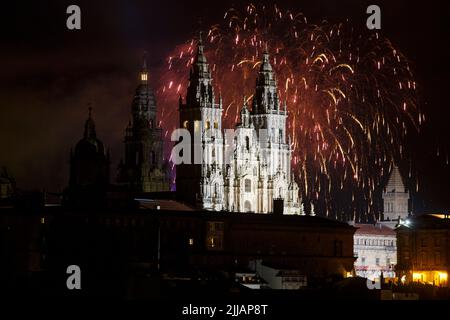 Santiago de Compostela, Spanien. Feuerwerk über der Kathedrale von Saint James zu Ehren des Tag des St. James Apostel Festivals 2022 Stockfoto